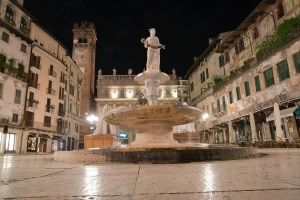 Mooi plein met B&B in Verona