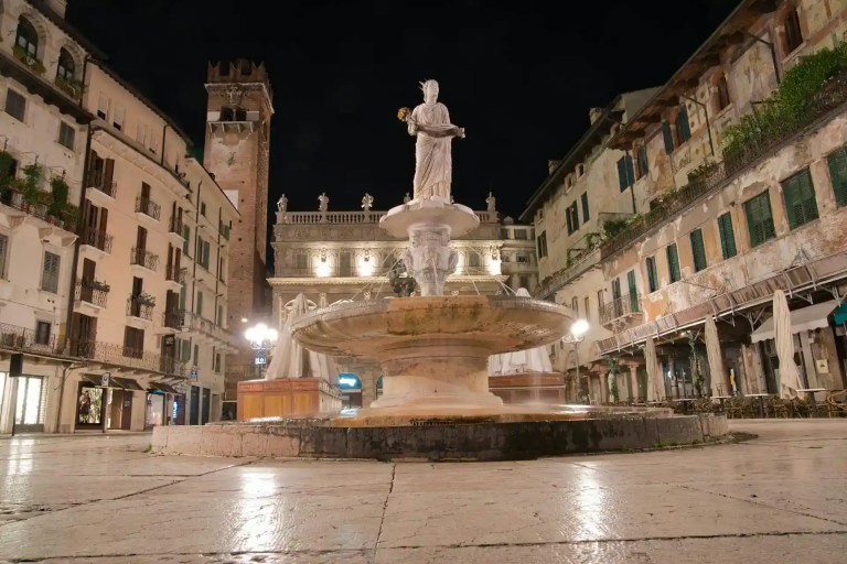 Mooi plein met B&B in Verona