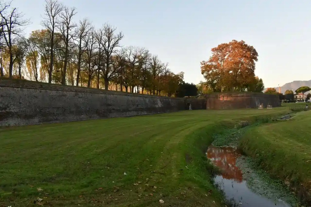 De stadsmuren van Lucca