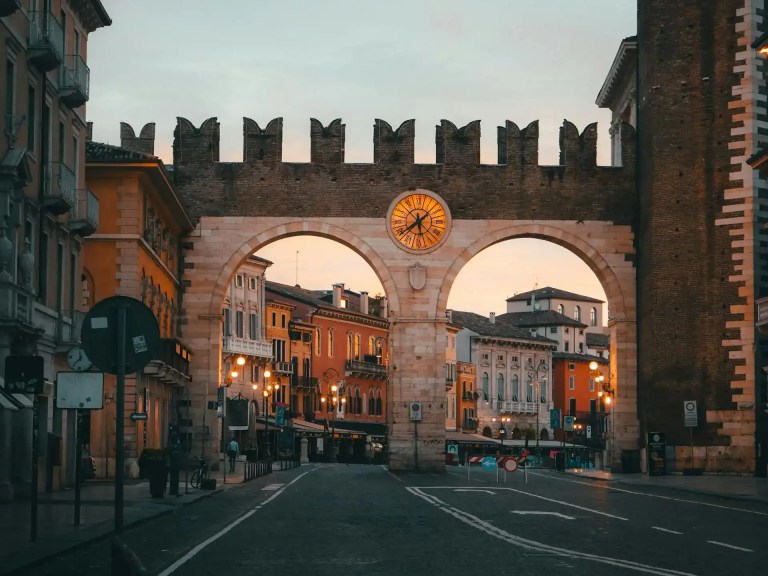 Brug in Verona waar veel hotels Verona in de buurt zitten