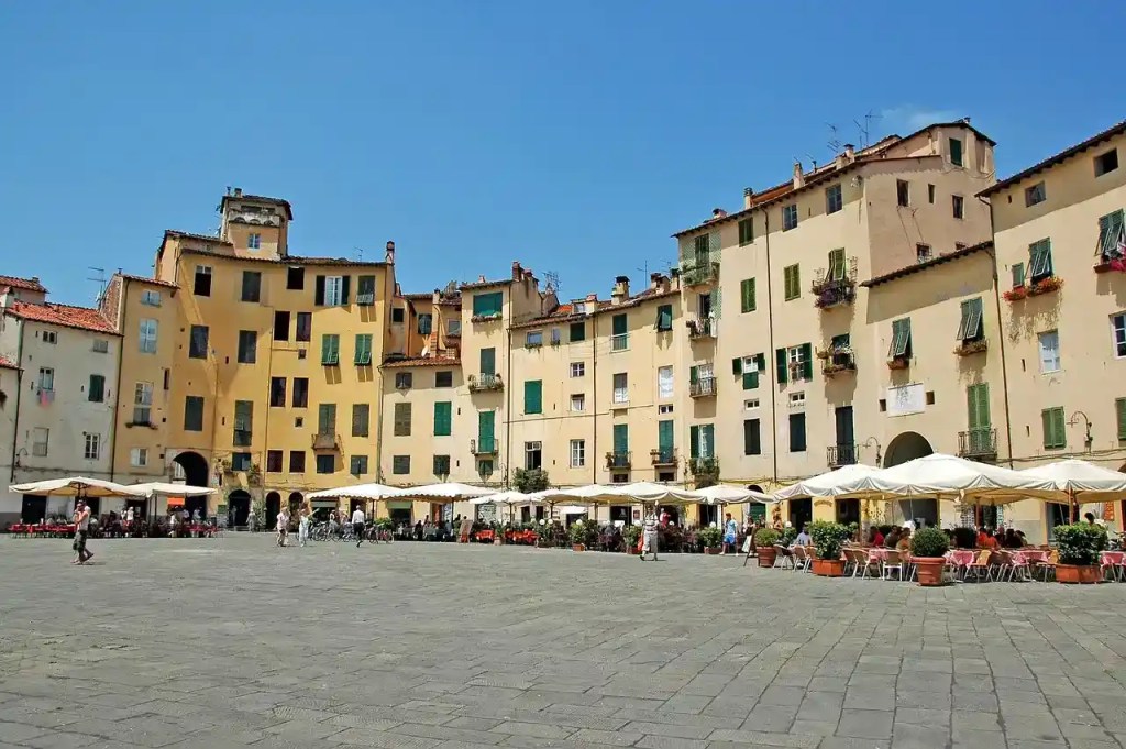 Piazza dell'Anfiteatro in Lucca