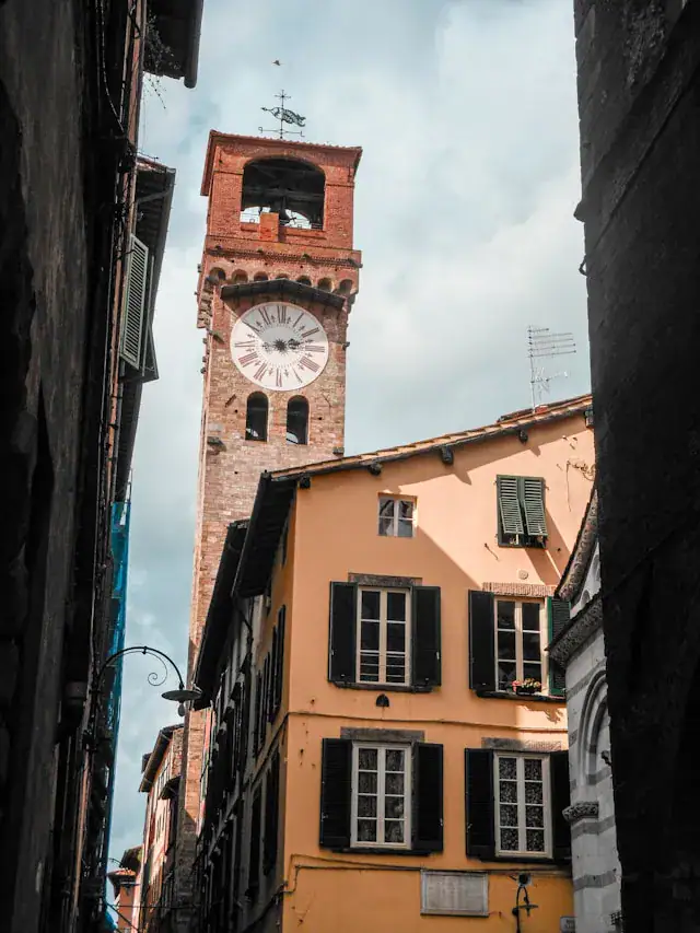 Dit is de Torre delle Ore in Lucca