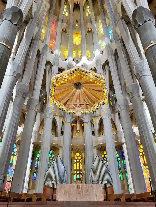 Binnenkant van de Sagrada Familia in Barcelona