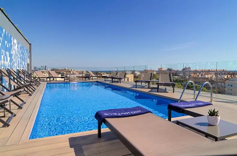 Rooftop zwembad van H10 Marina Barcelona
