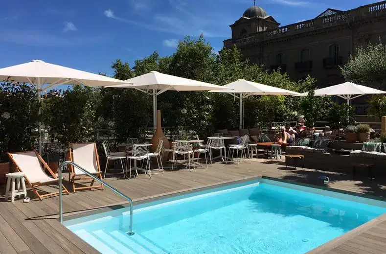 Zwembad in hotel Oasis in Barceloneta