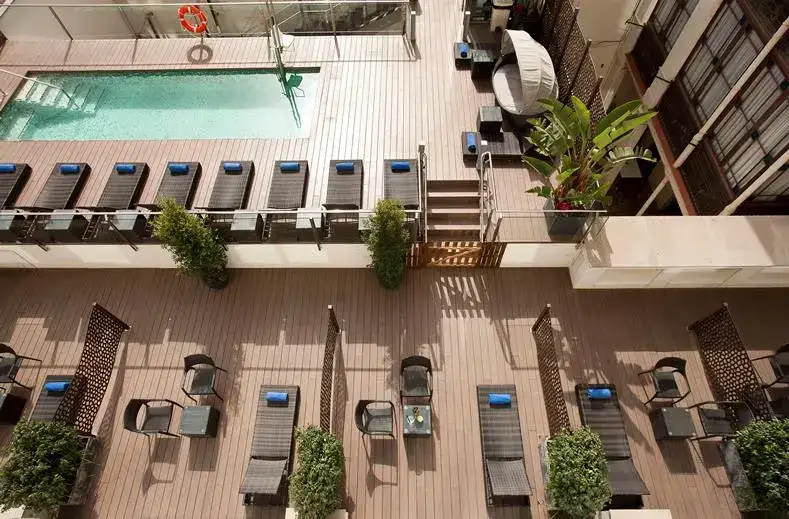 Zwembad in Grupotel Gran Via 678 in Barcelona