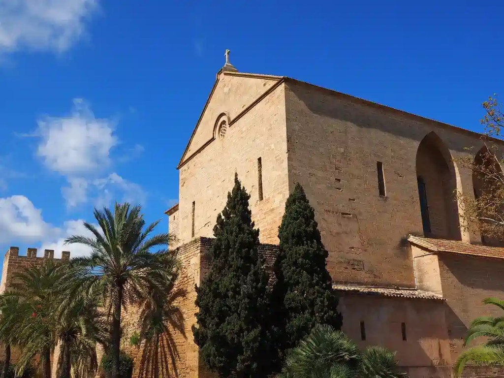 Dit is de Sant Jaume kerk in Alcúdia centrum