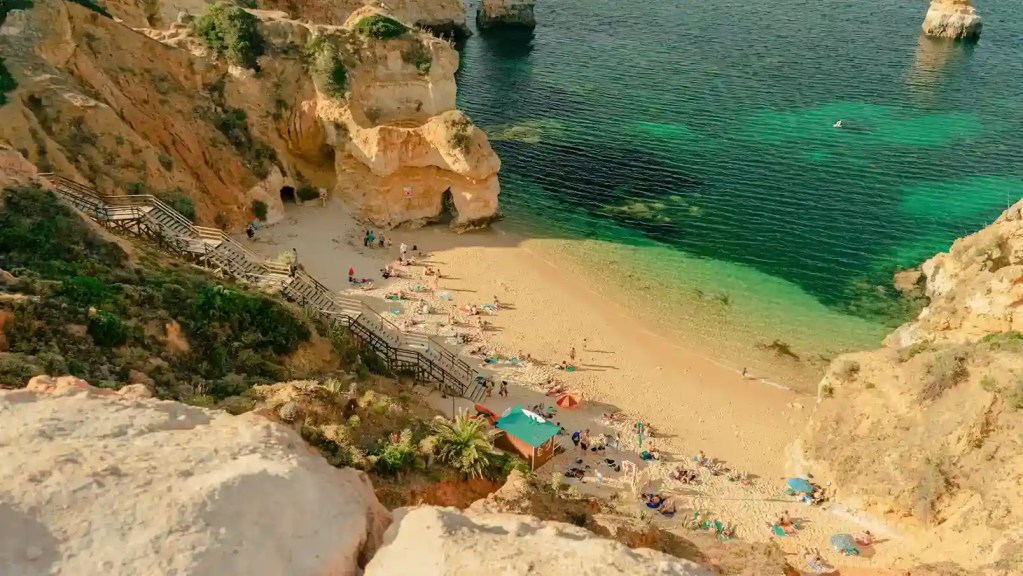 Praia Dona Ana strand in Lagos