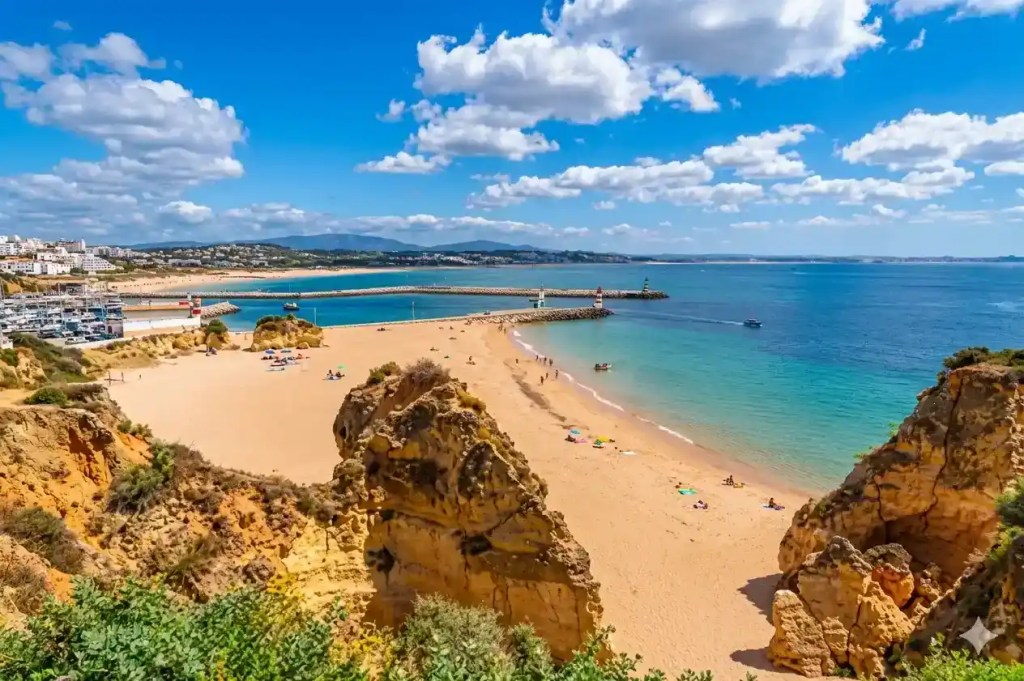 Praia da Batata strand in Lagos
