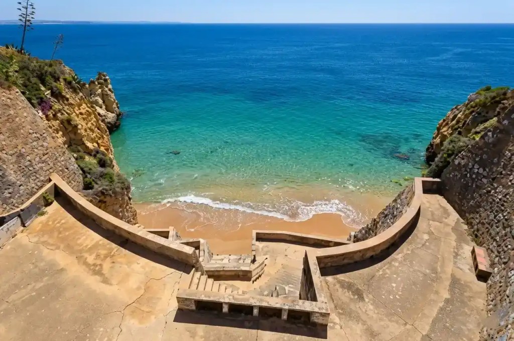 Praia do Pinhão strand in Lagos